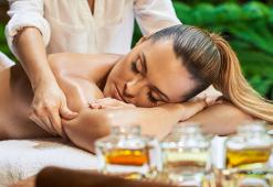 Massaggio Con Olio Per Il Corpo. Quali Oli Da Massaggio Bisogna Scegliere?