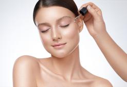 Come Si Sceglie Un Siero Per Il Viso Efficace? Oli, Acido Ialuronico e Altri Ingredienti