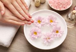 I Migliori Trattamenti Fatti in Casa Per Curare Le Unghie Danneggiate e Le Cuticole Secche